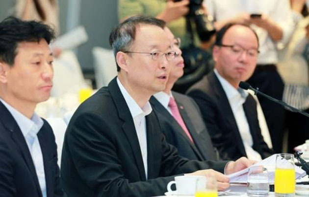 In this photo provided by the trade ministry, South Korea's Minister of Trade, Industry and Energy Paik Un-gyu (C) speaks at a breakfast meeting with businesspeople in Seoul on Sept. 14, 2017. (Yonhap)