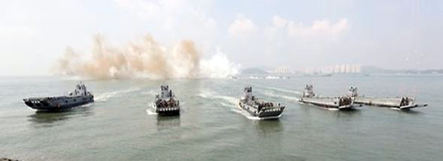 The 1950 Incheon amphibious landing operation by South Korean and US naval ships is reenacted in this file photo taken Sept. 9, 2016. (Yonhap)
