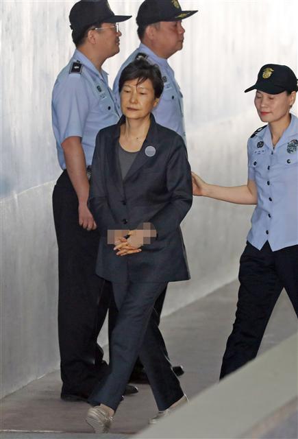 박근혜 전 대통령이 14일 오전 서울 서초구 서울중앙지법에서 열린 재판에 출석하고 있다. 박 전 대통령은 구속만기일이 다음달로 임박했지만, 아직 선고가 내려지기 어려운 상황이라 검찰측이 새로운 혐의를 적용해 구속영장을 신청할 것으로 보인다. [연합뉴스]