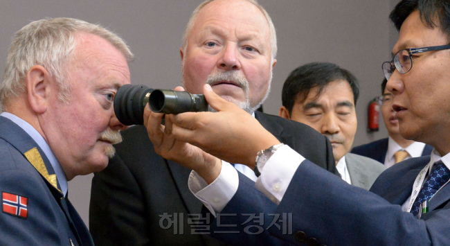 견인포용 방향포경을 제작하는 우경광학. [사진=정희조 기자/checho@heraldcorp.com]