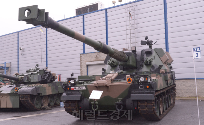 폴란드에서 생산된 K9 ‘크랩’ 자주포. 폴란드는 시험을 위해 전세계에서 생산되는 155m/m 자주포 3종을 비교평가하여 한국의 k9을 선정하였다. 포신만 나토스펙으로 변경 설치. [사진=정희조 기자/checho@heraldcorp.com]
