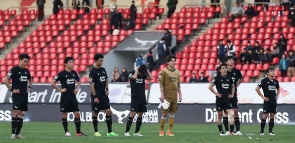 In this file photo taken on Nov. 20, 2016, Seongnam FC players react after they lost to Gangwon FC in the promotion playoff on away goals rule at Tancheon Stadium in Seongnam, Gyeonggi Province. (Yonhap)