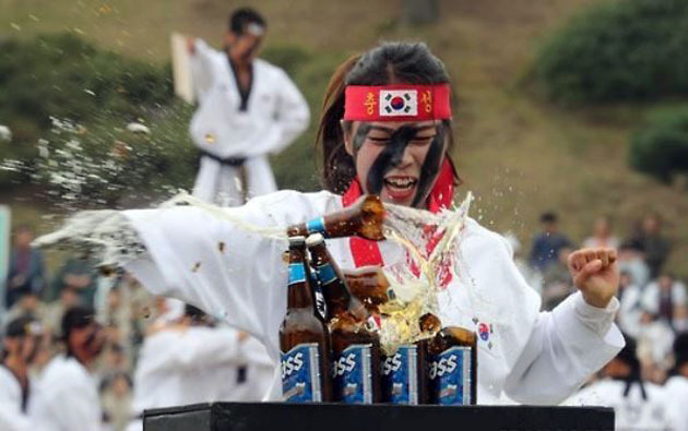 A female member of South Korea's special forces breaks beer bottles with her hand during the Armed Forces Day ceremony held at the Gyeryongdae military complex in South Chungcheong Province on Oct. 1, 2016. (Yonhap)
