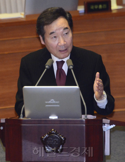 이낙연 국무총리가 14일 오후 국회 본회의에서 열린 교육·사회·문화 분야에 대한 대정부질문에서 의원들의 질의에 답하고 있다. [사진=박해묵 기자/mook@heraldcorp.com]