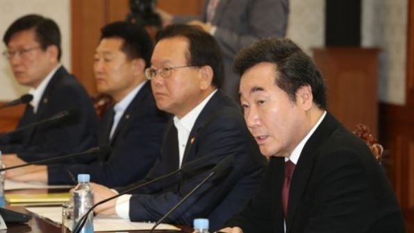 Prime Minister Lee Nak-yon (R) speaks during a government policy coordination meeting on Sept. 14, 2017. (Yonhap)