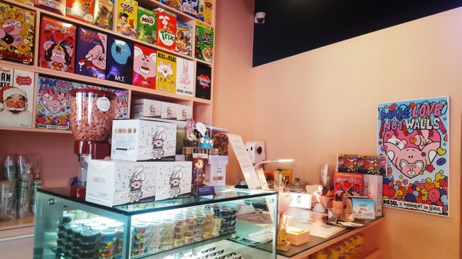A cereal bar at Midnight in Seoul (By Hong Dam-young / The Korea Herald)