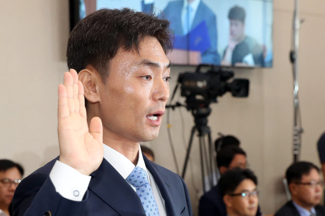 SMEs and Startup minister nominee Park Seong-jin swears an oath at his confirmation hearing at the National Assembly on Monday. Yonhap