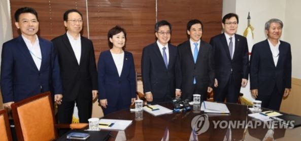 South Korea's Finance Minister Kim Dong-yeon (4th from L) and other officials pose at a policy meeting in Seoul on Sept. 14, 2017. (Yonhap)