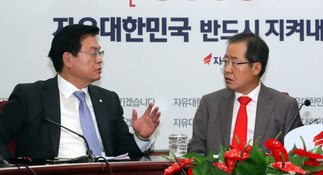 15일 서울 여의도 자유한국당사에서 열린 최고위원회의에서 홍준표 대표(오른쪽)와 정우택 원내대표가 대화하고 있다.[사진제공=연합뉴스]
15일 서울 여의도 자유한국당사에서 열린 최고위원회의에서 홍준표 대표(오른쪽)와 정우택 원내대표가 대화하고 있다.[사진제공=연합뉴스]