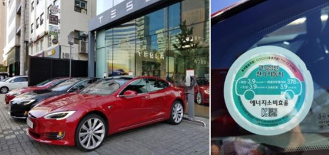 In this photos taken on Sept. 13, 2017, Tesla Motors' Model S 90D all-electric models (L) are charging at the US carmaker's showroom in Cheongdam, southern Seoul. (Yonhap)