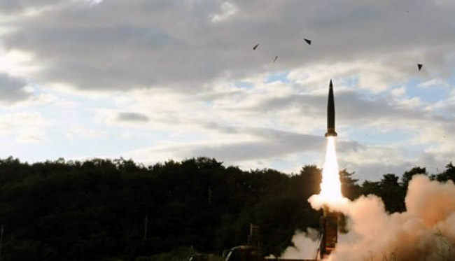 South Korea's military fires a Hyunmoo-2 ballistic missile into the East Sea on Sept. 15, 2017, in response to North Korea's missile launch in this photo provided by the Army. (Yonhap)