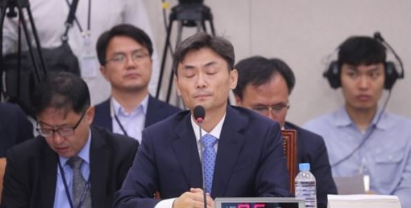 Park Seong-jin, the nominee for the Ministry of SMEs and Startups, closes his eyes during a parliamentary hearing Sept. 11, 2017. (Yonhap)