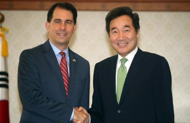 Prime Minister Lee Nak-yon (R) shakes hands with Wisconsin Gov. Scott Walker during a meeting in Seoul on Sept. 15, 2017. (Yonhap)