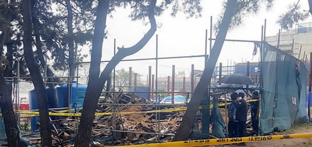 This photo, taken on Sept. 17, 2017, shows the rubble of Seoknan Pavilion in the city of Gangneung on South Korea's east coast after it collapsed following a fire. (Yonhap)