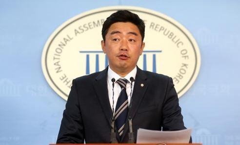 This photo, taken on June 5, 2017, shows Kang Hoon-sik, the spokesman for the ruling Democratic Party, speaking during a press conference at the National Assembly in Seoul. (Yonhap)