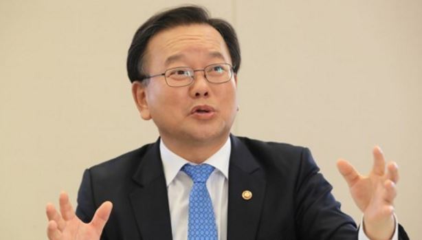 South Korea's Minister of the Interior and Safety Kim Boo-kyum speaks in an interview with Yonhap News Agency at his office in Seoul on Sept. 17, 2017. (Yonhap)