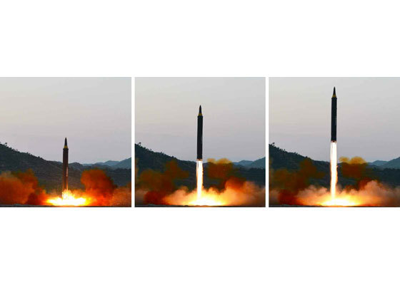 북한의 중장거리탄도미사일(IRBM) '화성-12형' 발사 모습.
북한의 중장거리탄도미사일(IRBM) '화성-12형' 발사 모습.