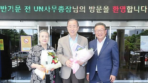 Former U.N. Secretary-General Ban Ki-moon (C), who now leads the International Olympic Committee's (IOC) Ethics Commission, poses for a photo with his wife Yoo Soon-taek (L) and Lee Pil-yong, head of Eumseong County, at Eumseong County office in Eumseong, North Chungcheong Province, on Sept. 17, 2017. (Yonhap)
