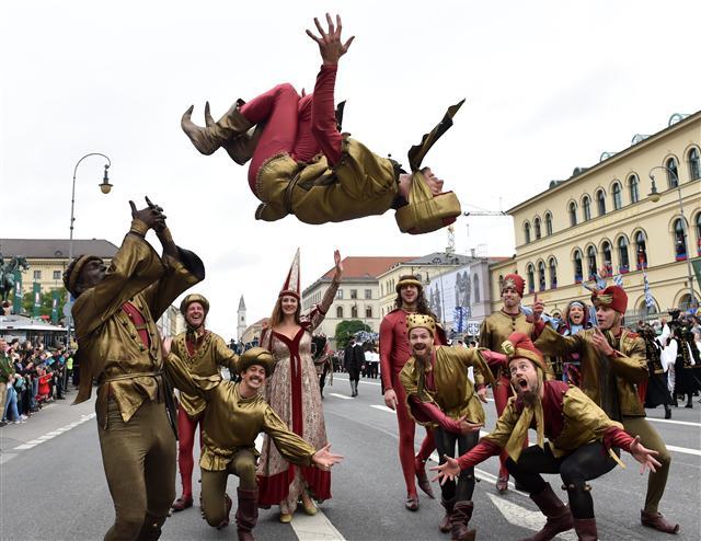 <YONHAP PHOTO-3364> Gaugers take part in the traditional costume and riflemen parade during the second day of the 184th Oktoberfest beer festival in Munich, southern Germany, on September 17, 2017. The world's largest beer festival Oktoberfest take place until October 3, 2017. / AFP PHOTO / Christof STACHE/2017-09-17 21:02:19/ <저작권자 ⓒ 1980-2017 ㈜연합뉴스. 무단 전재 재배포 금지.>