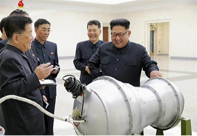 김정은 북한 국무위원장이 6차 핵실험을 앞두고 ‘핵무기 병기화 사업’을 현지 지도했다고 조선중앙TV가 3일 보도했다. 매체는 실물로 보이는 탄두를 공개하며 “전략적 목적에 따라 고공에서 폭발시켜 광대한 지역에 대한 초강력 EMP 공격까지 가할 수 있는 다기능화된 열핵전투부”라고 주장했다.  [연합뉴스]