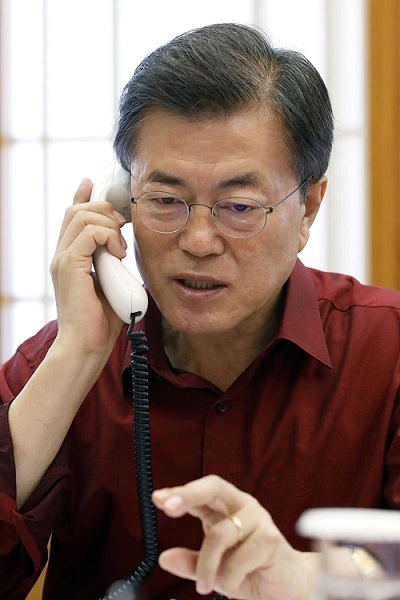 South Korean President Moon Jae-in talks to his US counterpart Donald Trump in a telephone conversation held at his presidential office Cheong Wa Dae in Seoul on Sept. 17, 2017. (Photo courtesy of Cheong Wa Dae)(Yonhap)