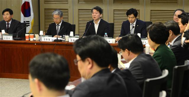 국민의당은 18일 북한의 잇따른  핵과 미사일 도발과 관련 ‘대응방향 및 해법’을 주제로 조찬 세미나를 열고 현 정부의 무능이 문제라고 질타했다. 안철수 국민의당 대표는 “북한이 벼랑 끝 도발을 지속하는 상황에서 압박과 제재는 더 단호하고 실효적으로 이뤄져야 한다”면서 “단호한 압박을 통해 북한의 변화를 견인하고 평화로 이끌어야 한다”고 강조했다. 박해묵 기자/mook@heraldcorp.com
