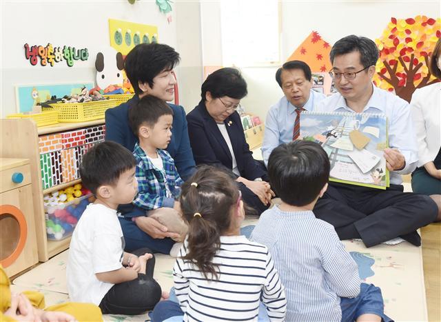 김동연(오른쪽) 부총리 겸 기획재정부 장관이 9월 18일 김영주 노동부 장관, 정현백 여성부 장관과 함께 구로구청 소재 사랑채움어린이집을 방문해 어린이들에게 그림동화책을 읽어주고 있다.  [제공=기획재정부]