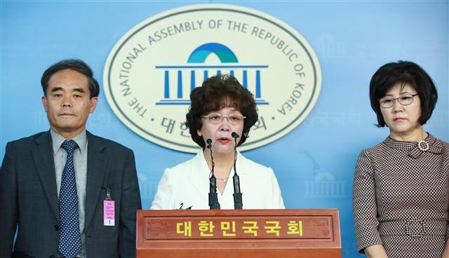 한국유치원총연합회 최정혜 이사장(가운데)이 17일 오후 국회 정론관에서 사립유치원 집단 휴업, 휴업 철회, 휴업철회 번복 등으로 학부모와 국민에게 불편과 심려를 끼친 점에 대한 사과 입장을 밝히고 있다.