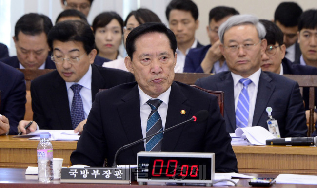 송영무 국방부 장관이 18일 오전 서울 여의도 국회 국방위원회 전체회의에 참석하고 있다. [사진=박해묵 기자/mook@heraldcorp.com]