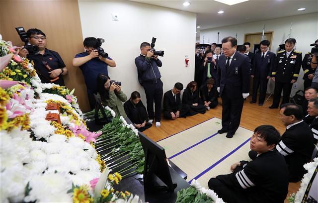 김부겸 행정안전부 장관이 18일 강릉의료원에 마련된 강릉소방서 경포 119안전센터 소속 이영욱(59) 소방위와 이호현(27) 소방사의 합동분향소를 찾아 애도하고 있다. [연합뉴스]