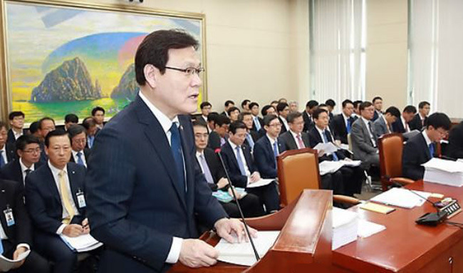Financial Services Commission Chairman Choi Jong-ku speaks during a National Assembly committee meeting Sept. 18, 2017. (Yonhap)