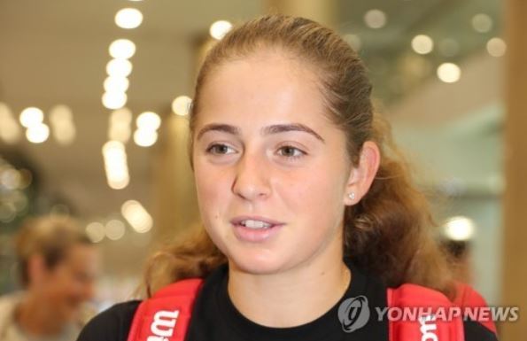 Jelena Ostapenko of Latvia speaks to reporters at Incheon International Airport in Incheon on Sept. 15, 2017. (Yonhap)