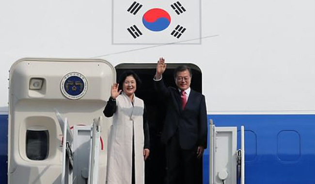 President Moon Jae-in and first lady Kim Jung-sook wave before departing for the United States, at Seoul Air Base in Seongnam, south of Seoul, on Sept. 18, 2017. (Yonhap)