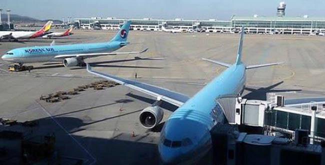 South Korean passenger jets await passengers at Incheon International Airport in this undated file photo. (Yonhap)