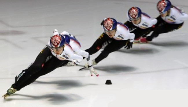 South Korean short track speed skater Shim Suk-hee skates at the head of the pack during an open practice session at the National Training Center in Seoul on Sept. 18, 2017. (Yonhap)