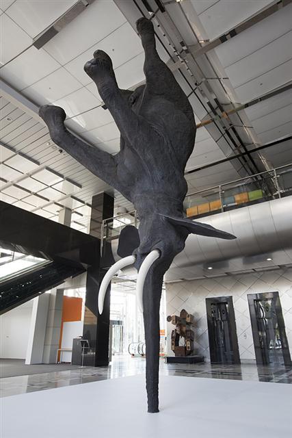 다니엘 피르망, Infra Gravity, mixed media, 400×400×750cm, 2017
[제공=스페이스_K과천]