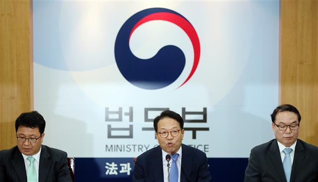 한인섭 법무·검찰 개혁위원회 위원장(가운데)이 18일 오후 법무부 청사에서 정치인과 고위공직자, 판·검사 등의 비리 수사를 전담하는 공수처 신설 권고안을 발표하고 있다. [연합뉴스]