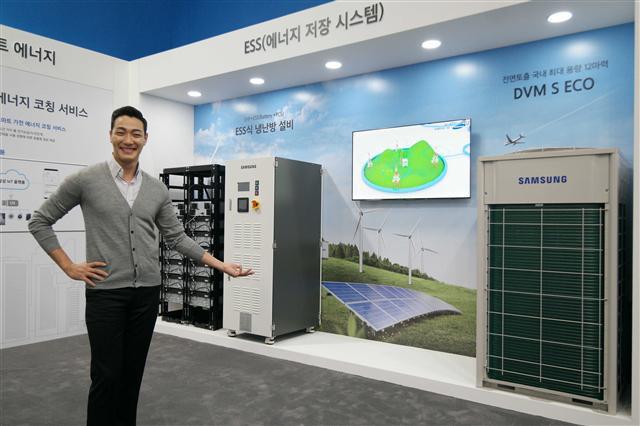 삼성전자가 19일부터 22일까지 일산 킨텍스에서 열리는 국내 최대 에너지 전시회인 ‘2017 대한민국 에너지대전(Korea Energy Show 2017)’에서 에너지 효율을 극대화 해주는 사물인터넷(IoT) 기술 기반 ‘스마트 빌딩 솔루션’ b.IoT’와 다양한 공조 제품을 선보였다.  LG전자는 LG만의 차별화된 에너지 솔루션을 제시한다. LG전자 모델이 LG전자의 건물 에너지 관리 솔루션인 비컨(Becon)을 소개하고 있다. KT는 KT 에너지사업의 현재와 미래를 소개하는 전시관을 운영한다.  KT 전시부스는 ‘KT-MEG’ 플랫폼을 중심으로 ▷기가(GiGA) 에너지 매니저 ▷기가 에너지 DR ▷기가 에너지 젠 ▷기가 에너지 차지 등 KT의 대표 에너지 서비스를 소개하는 코너로 구성된다. [제공=삼성전자·LG전자·KT]
