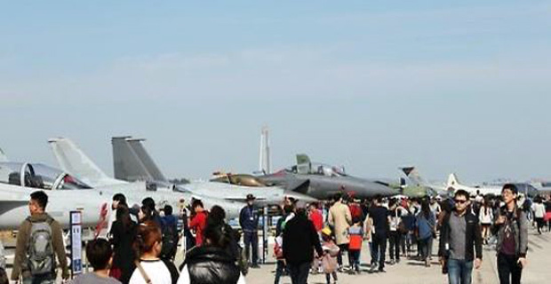 Visitors look around weapons on display at the 2015 Seoul International Aerospace & Defense Exhibition at the Seoul Air Base in this file photo. (Yonhap)