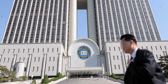 법원 앞을 한 시민이 지나고 있다. [사진=헤럴드경제DB]