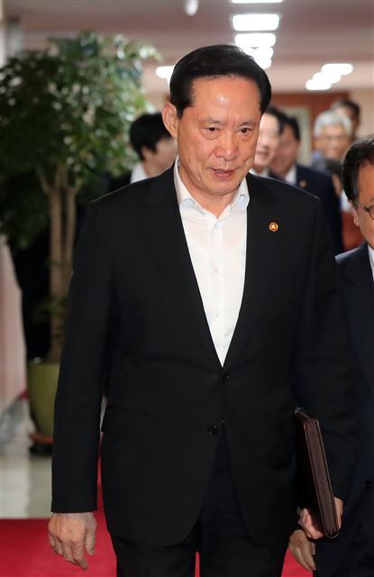 <YONHAP PHOTO-2072> 국무회의 참석하는 송영무 (서울=연합뉴스) 이정훈 기자 = 송영무 국방부 장관이 19일 오전 정부서울청사에서 열린 국무회의에 참석하고 있다. 2017.9.19 uwg806@yna.co.kr/2017-09-19 10:34:17/ <저작권자 ⓒ 1980-2017 ㈜연합뉴스. 무단 전재 재배포 금지.>
