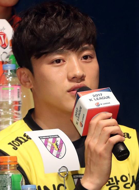 In this file photo taken Feb. 23, 2017, Jeonnam Dragons midfielder Kim Young-wook speaks during a K League Classic event in Seoul. (Yonhap)