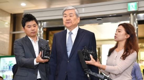 Hanjin Group Chairman Cho Yang-ho enters the main building of the National Police Agency in Seoul on Sept. 19, 2017, to face questioning over alleged fund misappropriation. (Yonhap)