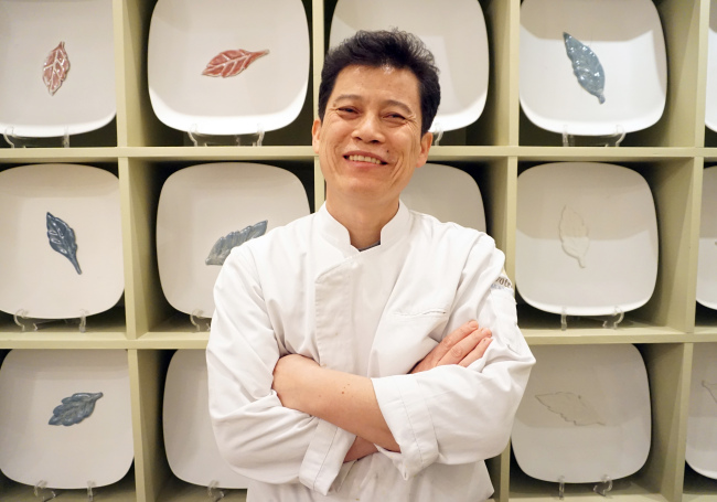 박민재 ‘보트르 메종’ 셰프. 1994년부터 시작해 5년 동안 부대찌개 식당을 운영하다 ‘운명처럼’ 프랑스 유학 길에 올랐다. 20여년 동안 정통 프렌치 요리를 연구한 그는 “셰프의 마음가짐이 요리를 통해 손님에게 전달된다”는 확고한 믿음을 갖고 있다.