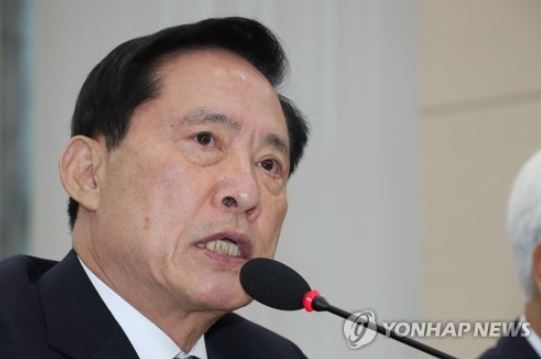 This photo, taken Sept. 18, 2017, shows Defense Minister Song Young-moo speaking during a parliamentary session at the National Assembly. (Yonhap)