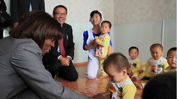 This photo provided by the World Food Program and Marco Frattini on May 24, 2014, shows WFP Executive Director Ertharin Cousin (L) meeting with North Korean children at a nursery facility during her visit to North Korea. (Yonhap)