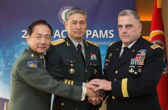 Gen. Kim Yong-woo (C), South Korea's Army chief of staff, poses for a photo with his American and Japanese counterparts -- Gen. Mark Milley (R) and Gen. Koji Yamazaki -- in their meeting in Seoul on Sept. 19, 2017, held on the sidelines of the Pacific Armies Chiefs Conference. (Yonhap)