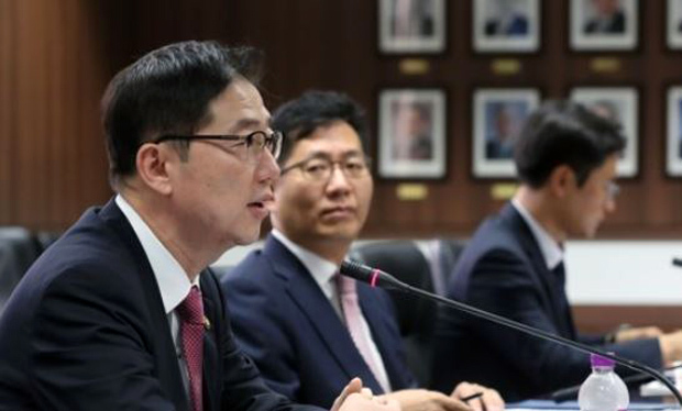 This photo taken Sept. 19, 2017, shows Vice Unification Minister Chun Hae-sung (L) hosting a pan-government meeting on North Korea's human rights situation. (Yonhap)