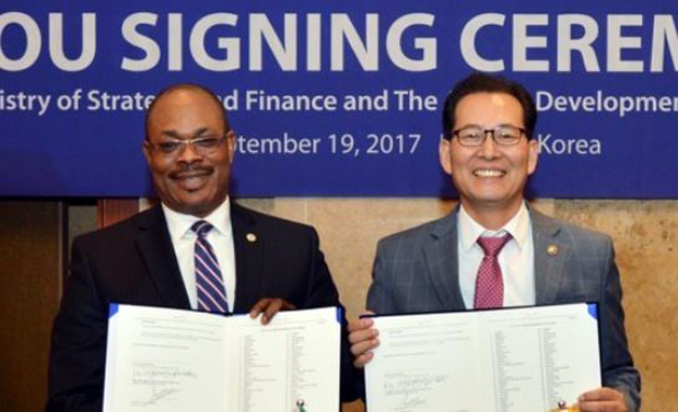 South Korea's Vice Finance Minister Ko Hyoung-kwon (R) and African Development Bank Secretary General Vincent Nmehielle pose after signing a memorandum on understanding on preparation for the 2018 AfDB annual meeting in Busan held in Seoul on Sept. 19, 2017. (Photo courtesy of the Ministry of Strategy and Finance)(Yonhap)