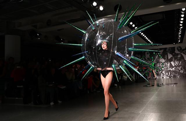 <YONHAP PHOTO-0581> epa06214064 A model presents a creation by British label On/Off during the London Fashion Week, in London, Britain, 19 September 2017. The presentation of the Women's collections runs from 15 to 20 September. EPA/NEIL HALL/2017-09-20 02:37:52/ <저작권자 ⓒ 1980-2017 ㈜연합뉴스. 무단 전재 재배포 금지.>